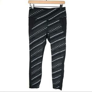 Athleta High rise waves black and gray 7/8 leggings size medium M B123